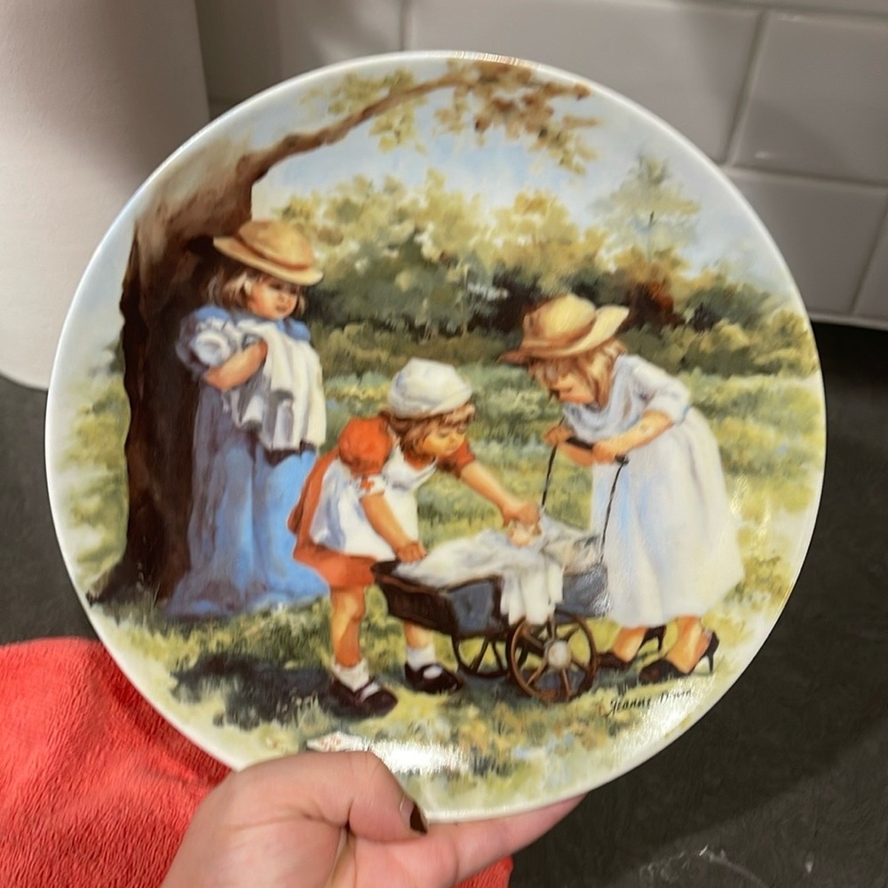 1985 Vintage Collectable Jeanne Down Decorative Plate Bradex